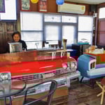 Originelle Kaffeebar mit Teilen von alten Ami-Schlitten.