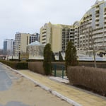 Im Winter Geisterstädte, im Sommer Massentourismus pur.