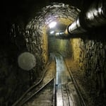 Ein eher breiter Gang unter Tage. Manche sind nur schulterbreit und gebückt zu begehen.