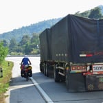 Klever: Bea fährt im Schatten des bergwärts kriechenden Brummis.