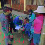 Während wir auf den Schlüssel warten, bittet man Bea um eine Englischlektion.