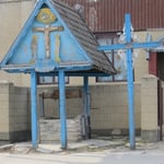 Ziehbrunnen werden in den Dörfern noch benutzt und stehen alle hundert Meter an der Strasse.