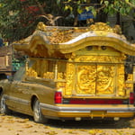 Wer es sich leisten kann, geht mit viel Pomp auf die vorläufig letzte Reise.