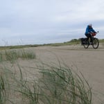 Mit dem Velo in den Dünen.