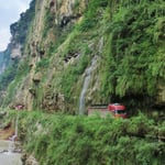 . . . und zum Glück nicht auf der alten Strasse. Sturzbäche ergiessen sich auf die Fahrbahn.