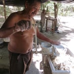 Stuckaturmasse wird nach alten Rezepten hergestellt. Mahlen im Fleischwolf.