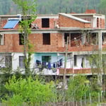 Trotz halbfertigem Bau wird in den Wohnungen gewohnt.