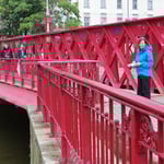 In der Stadt gibt es mehr als 300 Brücken.