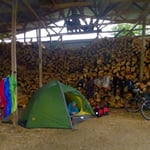 Wir dürfen im Holzschuppen übernachten. Wenigstens ist es trocken.