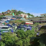 Touris wohnen im teuren Hotel rechts oben, die Einheimischen in einfachen Hütten.