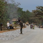 Strassenbau in Myanmar. Hier ausschliesslich in Handarbeit.