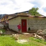 Yvonne offeriert uns einen trockenen Raum zum Schlafen. In der Nacht regnet es kräftig. Wieder mal Glück gehabt.