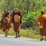 Mönche auf Wanderschaft.