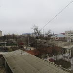 Neben neuen Bauten gibt es viele triste Hinterhöfe, in denen Menschen leben.