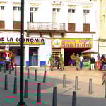 Polizei und Militär (Patrouille hinten) sind omnipräsent in Kolumbien.