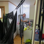 Nach dem Zelt waschen kommen die Fahrradhelme an die Reihe.