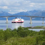 Das Hurtigrutenschiff verlässt den Hafen von Stokmarknes.