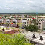 Für die Wasserversorgung hat jedes Haus seinen eigenen Tank auf dem Dach.