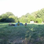 Wiese weitab des Wohngebietes, aber mit Toiletten.