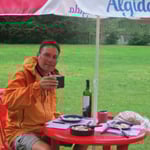 Nachtessen bei Regen unter dem Sonnenschirm.