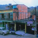 Dörfer als Dauerbaustelle. Manche Gebäude werden nie fertig, bestehende verfallen.