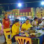 Gut essen auf dem Nachtmarkt von Tak.