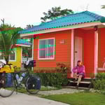 Winziges Hüttli. Könnten wir die Velos nicht draussen abschliessen, wir müssten sie über das Bett nageln.