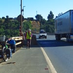 Fahren auf der Autopista 5, ähnlich einer Autobahn. Dank breitem Seitenstreifen nicht gefährlich.