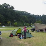 Nur mit Mühe können wir uns einen Platz auf dem Camping ergattern.