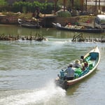 Interessant sind die kleinen Schwellen (Schleusen), die mit den Booten befahren werden.