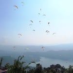 Paraglider in der Nähe von Pokhara. Bei Touris sehr beliebt. 