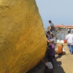 Nur Männer dürfen Plattgold am heiligen Stein anbringen.