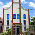 Potemkinsche Kirche: schöne Fassade und dahinter ein einfacher, flacher Bretterbau.