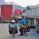 Morgens um 8 Uhr inmitten wartender Lastwagen. Die Grenze nach China ist wieder offen.