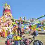 Auf der Passhöhe wehen viele Gebetsfahnen.