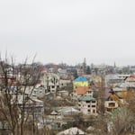 Mitten im tristen Grau alter Gemäuer, ein neues Haus in fröhlichen Farben.