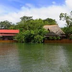 Reiche Ausländer am Rio Dulce. 