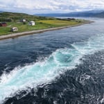 Kein Fluss sondern die Gezeitenströmung (hier die Flut) in einen kleinen Fjord.