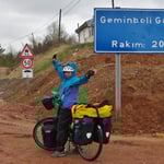 Kurz nach der Passhöhe treibt uns ein heftiges Gewitter talwärts.