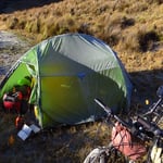 Innen und aussen Eis, das Trinkwasser gefrohren.