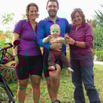 Maya, Gili und Neil aus Kanada geniessen das Velofahren in Korea.