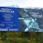 Überbauungen weit abseits, hier 25 km von der nächsten Siedlung. Erschliessung mit Energie? Abwasser? Einkaufen? Schulen? Solch raumplanerischer Unsinn ist in Europa zum Glück kaum möglich.