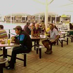 Der Wirt ist ungemein geschäftstüchtig, holt seine Gäste gleich von der Strasse. Die anderen Beizer hocken gelangweilt hinter dem Tresen und warten auf Kundschaft.