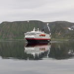 Die "Nordkapp", unser Hurtigrutenschiff, legt gegen 06.00 Uhr an.