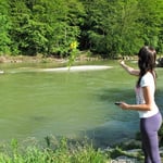 Die Sonnenblume versehen mit meinen Wünschen am Ende des Moduls wird der Isar "übergeben"