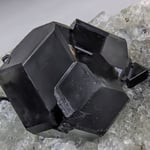 Melanit_FelskinnSaasFee_ZeissLuminar_42Stacks_BB=5mm (Sammlung & Foto: HJ. Becherer, Fischingen, D)