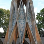 Grabmahl eines Mathematikers, Astronom, Philosoph und Dichter, stellt ein umgekehrtes Glas dar