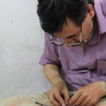 Der Kunde wuenschte eine Farbaenderung der Blumen...jeder gelbe Knopf muss geloest werden und ein roter wird eingesetzt!