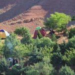 Die Iraner lieben es zu campen...im einheitlichen Zelt auch in Schraeglage gar kein Problem :)