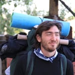 Lepo, er ist zu Fuss unterwegs... er startete in Italien... seit Monaten unterwegs... wird noch Monate unterwegs sein...